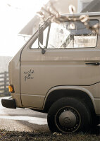 Autoaufkleber Advanture Shop Wild & Free schwarz